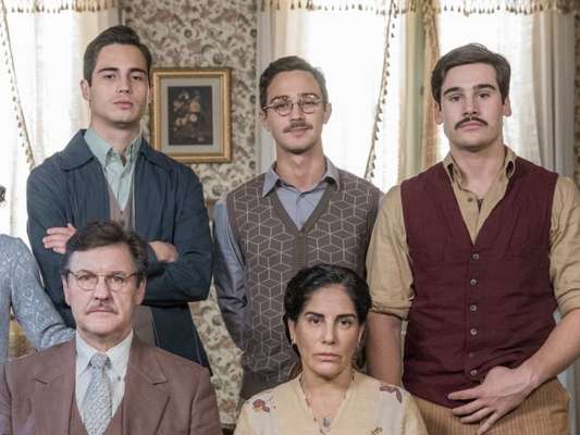 Nos próximos capítulos da novela 'Éramos Seis', uma manifestação política acaba na morte de filho de Lola (Gloria Pires)