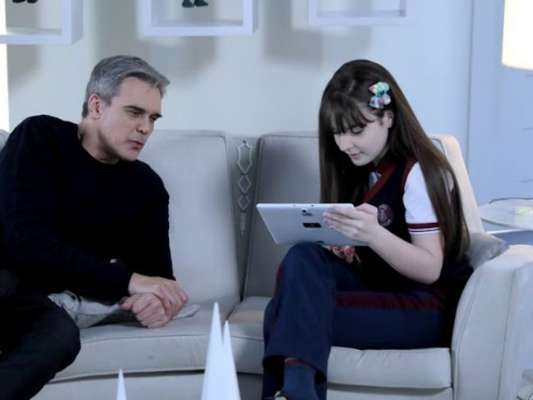 Na novela 'As Aventuras de Poliana', Pendleton (Dalton Vigh) conversa com Poliana (Sophia Valverde) e fala de curiosidades da família dele no capítulo de quinta-feira, 23 de janeiro de 2020