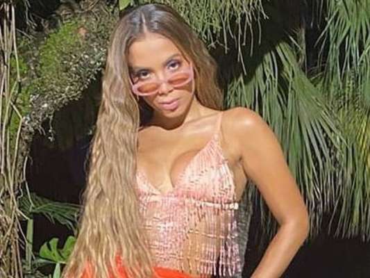 Anitta exibe marca de biquíni em look e ganha elogio de diversas amigas famosas nesta terça-feira, dia 14 de janeiro de 2020