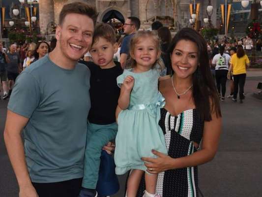 Michel Teló e Thais Fersoza curtem férias com os filhos na Disney dos Estados Unidos nesta terça-feira, dia 14 de janeiro de 2020