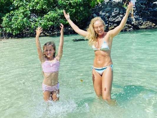 Angélica e filha, Eva, esbanjam estilo com biquíni em foto na praia nesta quinta-feira, dia 16 de janeiro de 2020