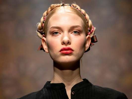 Cabelo na moda para o Verão 2020: penteados com lenço da Berlin Fashion Week para você se inspirar