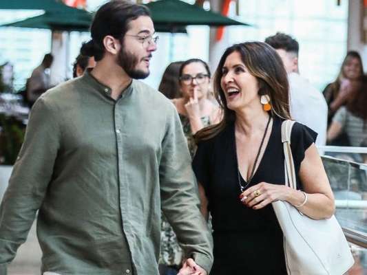 Fátima Bernardes e Túlio Gadêlha passearam juntos por um shopping do Rio de Janeiro neste sábado, 18 de janeiro de 2020