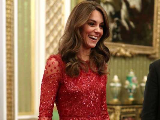 Kate Middleton alia transparência e brilho em look vermelho romântico nesta segunda-feira, dia 20 de janeiro de 2020