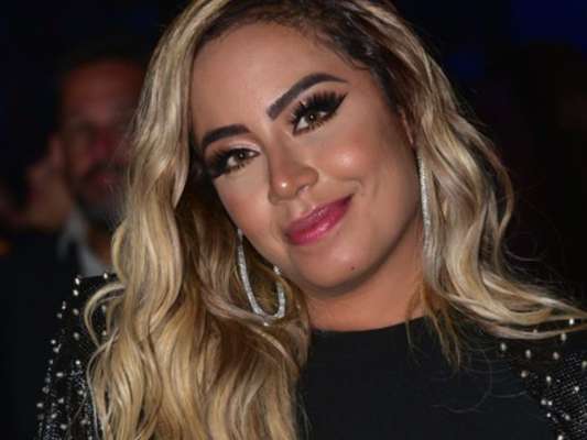 Irmã de Neymar, Rafaella Santos faz foto com a mãe e web aponta barriga de gravidez nesta terça-feira, dia 21 de janeiro de 2020