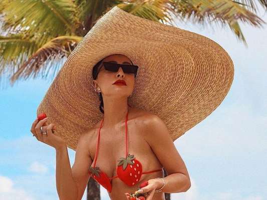 Moda praia: maxi ganha espaço na moda praia em looks de famosas como o de Sabrina Sato. Veja mais em matéria neste