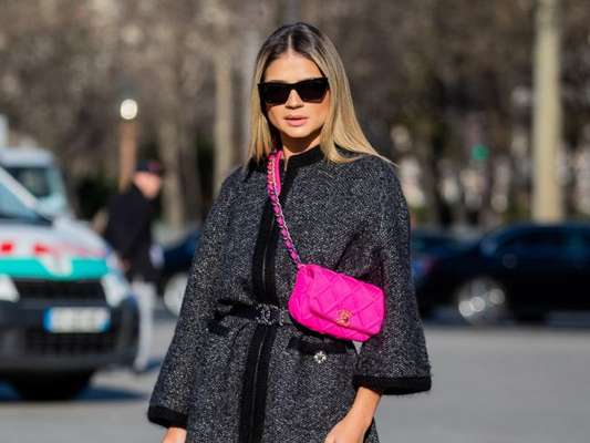 Moda verão 202: bolsa pink contrasta o look neutro e deixa o visual fashion