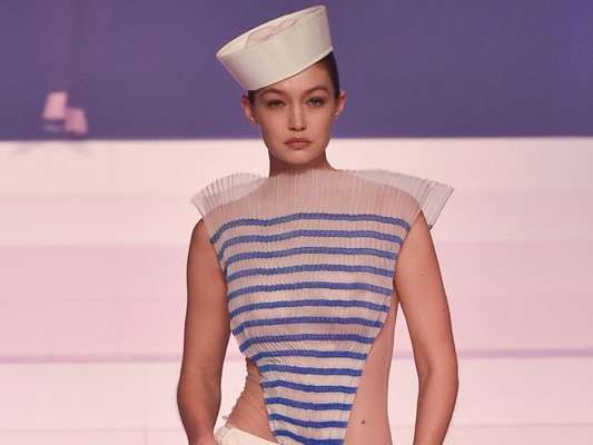 Jeans, militar, patchwork, navy e mais tendências do Paris Fashion Week em desfiles desta quarta-feira, dia 22 de janeiro de 2020