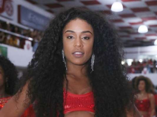 MC Rebecca surpreende a web ao postar vídeo de beijo em Thaylise Pivato