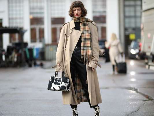 Cow print, a estampa de vaquinha, está em alta nos acessórios das fahionistas na semana de moda de Copenhagen Outono/Inverno 2020