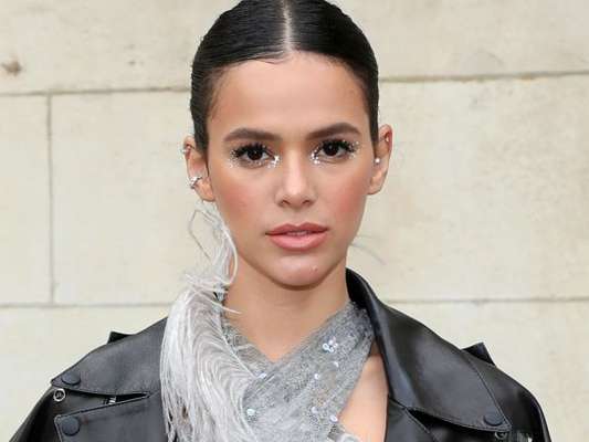 Bruna Marquezine aplica strass metalizado no canto interno e externo dos olhos