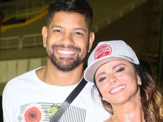 Viviane Araujo recebeu namorado, Guilherme Militão, em ensaio do Salgueiro nesta sexta-feira, 31 de janeiro de 2020
