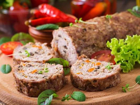 Rocambole de carne fácil e gostoso