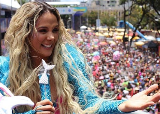 Carla Perez agita os foliões em Salvador