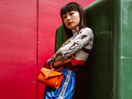 Moda do street style de Madri: acessórios brilham em looks