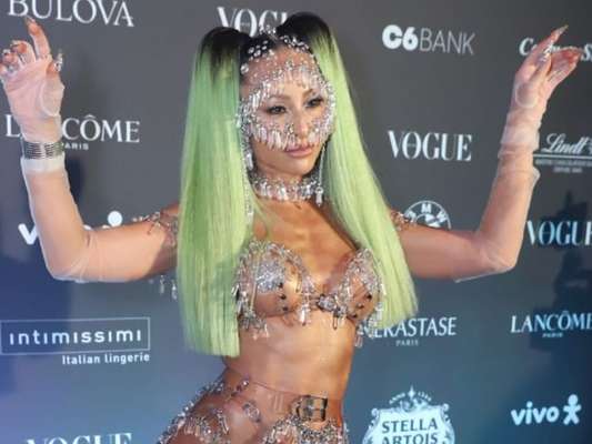Sabrina Sato, Deborah Secco, Isis Valverde e mais famosas apostam no nu artístico para baile de luxo nesta sexta-feira, dia 07 de fevereiro de 2020