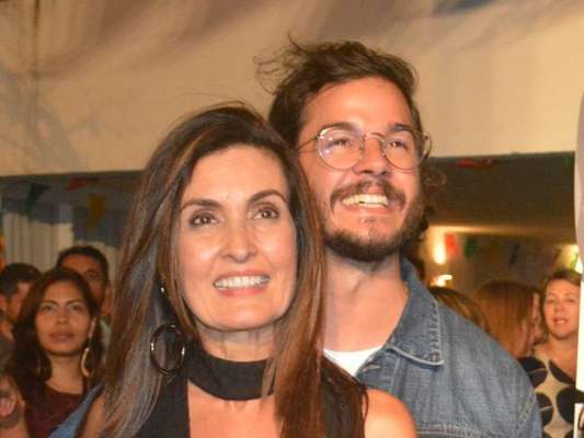 Fátima Bernardes e o namorado, Túlio Gadêlha, chamaram atenção da web por fantasia em bloco de carnaval