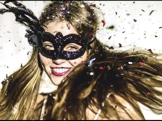 Carnaval: nutricionista indica a dieta certa para se jogar na folia