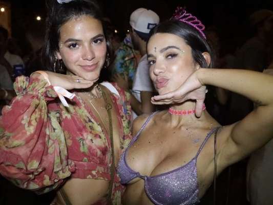 Bruna Marquezine ri de posts antigos com Manu Gavassi e critica Hadson por estratégia de jogo em tweet desta segunda-feira, dia 10 de fevereiro de 2020
