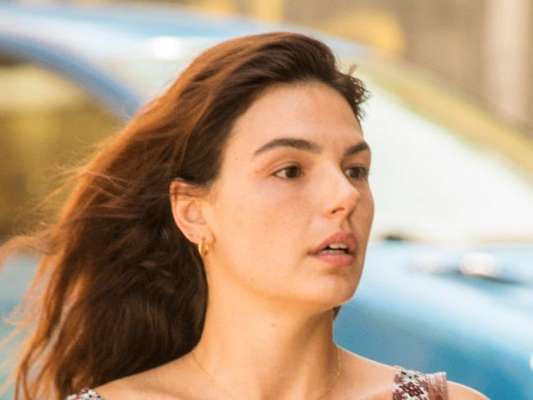 Nos próximos capítulos da novela 'Amor de Mãe', Betina (Isis Valverde) descobre ser irmã de Álvaro (Irandhir Santos) e escapa de plano de morte do empresário