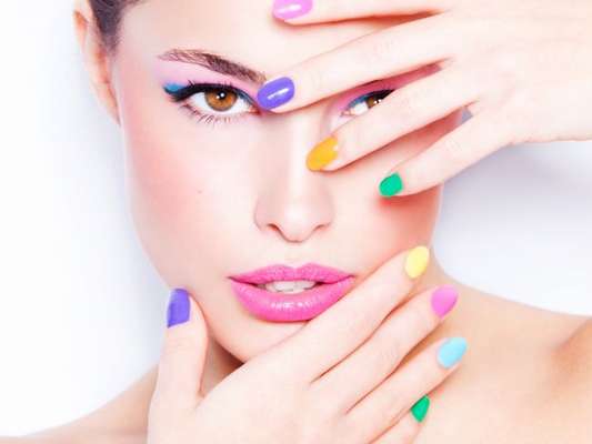 Unhas coloridas, com estampas em animal print, neon e mais! Confira as tendências de nail art para o carnaval