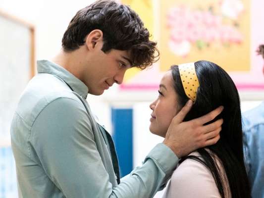 Noah Centineo celebra sucesso de filme 'Para Todos os Garotos PS Ainda Amo Você'