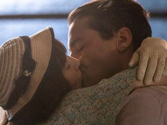 Nos próximos capítulos da novela 'Éramos Seis', Clotilde (Simone Spoladore) e Almeida (Ricardo Pereira) se beijam após pedido de perdão do pai do seu filho