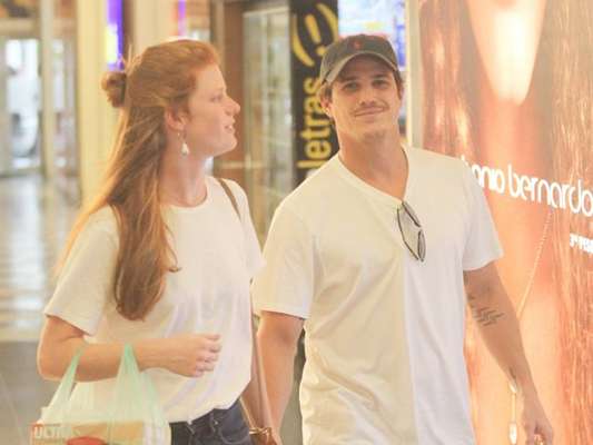 Romulo Neto é fotogrado em dia de compras com a namorada, Sonia Potocki