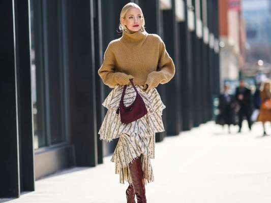 Moda das botas de cano longo voltam como trend no street style