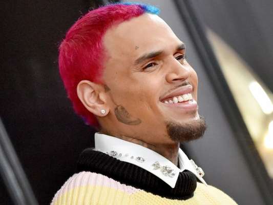 Chris Brown faz tatuagem de tênis no rosto