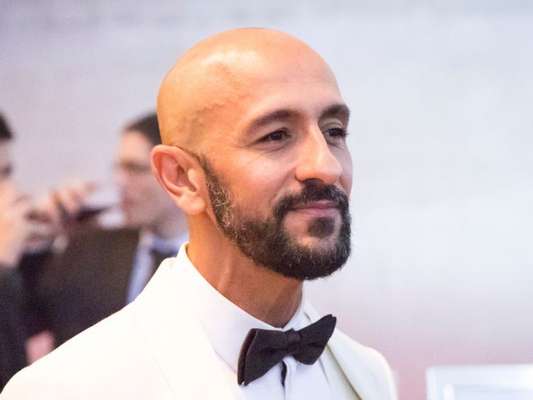 Nos próximos capítulos da novela 'Amor de Mãe', Álvaro (Irandhir Santos) leva tiro ao armar atentado contra Raul (Murilo Benício)