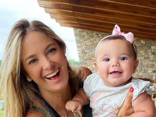 Tici Pinheiro festeja 7 meses de Manuella com foto da filha em look divertido nesta quarta-feira, dia 12 de fevereiro de 2020