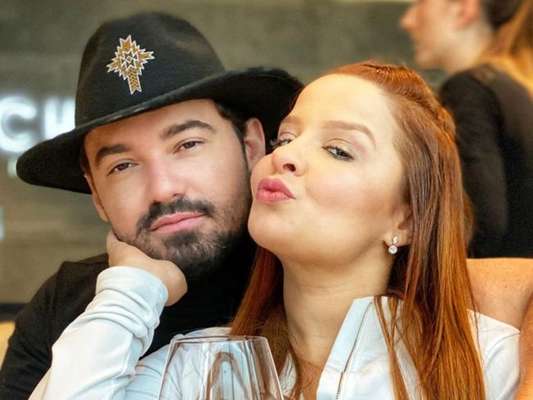 Maiara e Fernando Zor trocam beijos e carinhos em viagem