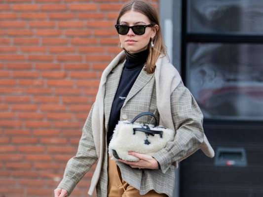 Bolsa sem alça está na moda!