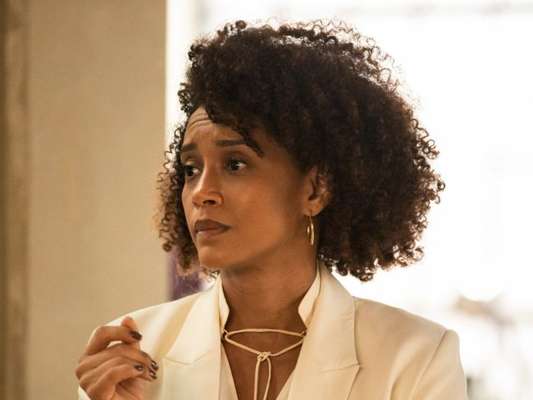 Nos próximos capítulos da novela 'Amor de Mãe', Vitória (Taís Araujo) se dá mal e tem carteira de advogada suspensa, sendo obrigada a virar costureira