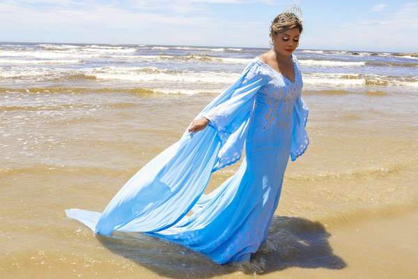 Fashion designer sugere que mulheres evoquem a força de Iemanjá no look de casamento