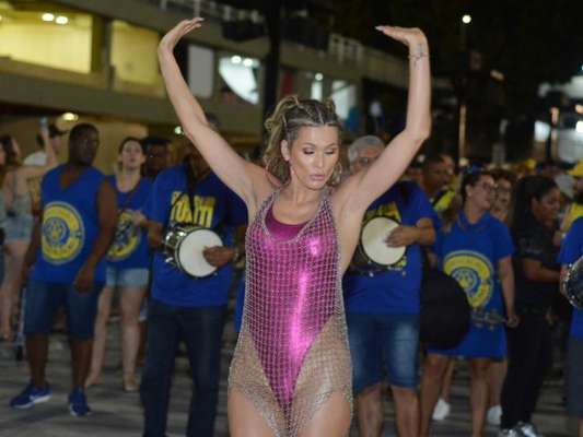 Carnaval metalizado! Rainha da Tuiuti, Lívia Andrade usa body cavado em ensaio nesta quinta-feira, dia 13 de fevereiro de 2020