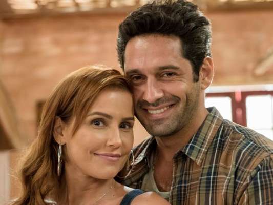Nos próximos capítulos da novela 'Salve-se Quem Puder', Alexia (Deborah Secco) ganha declaração de amor de Zezinho (João Baldasserini): 'Tô apaixonado por ocê'