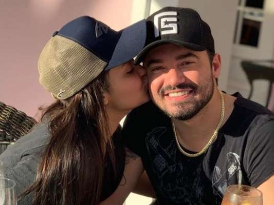 Fernando Zor surpreendeu namorada, Maiara, com buquê de flores no Valentine's Day nesta sexta-feira, 14 de fevereiro de 2020