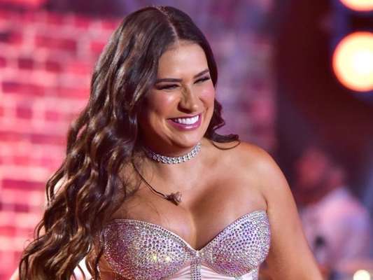 Simone, da dupla com Simaria, roubou a cena em sessão de fotos para revista