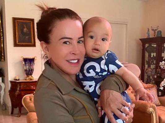 Camilla Camargo teve ajuda da mãe, Zilu Camargo, para ficar com filho, Joaquim, neste sábado, 15 de fevereiro de 2020