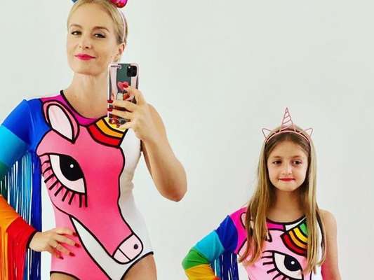 Angélica e a filha, Eva, escolheram a mesma fantasia de unicórnio para curtir o Carnaval neste domingo, 16 de fevereiro de 2020