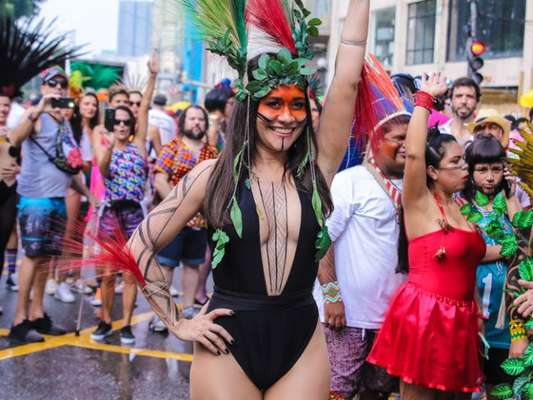 Alessandra Negrini desfila pelo bloco Acadêmicos do Baixo Augusta, pelas ruas de São Paulo, neste domingo, 16 de fevereiro de 2020
