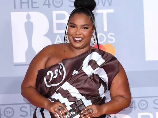 Vestido da moda, transparência e mais trends dos looks do BRIT Awards, realizado nesta terça-feira, dia 18 de fevereiro de 2020