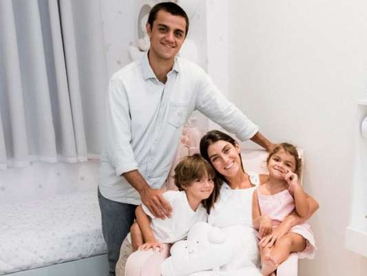 Felipe Simas e Mariana Uhlmann abriram o quarto de Vicente, seu terceiro filho