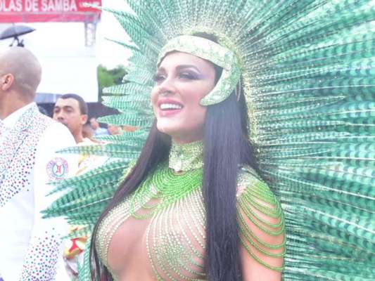 Juju Salimeni surgiu morena e sem tapa-sexo no desfile da X-9 Paulistana neste carnaval, na manhã do sábado, 22 de fevereiro de 2020