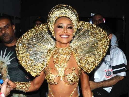 Sabrina Sato usa fantasa dourada à frente da bateria da Gaviões da Fiel, em 23 de fevereiro de 2020