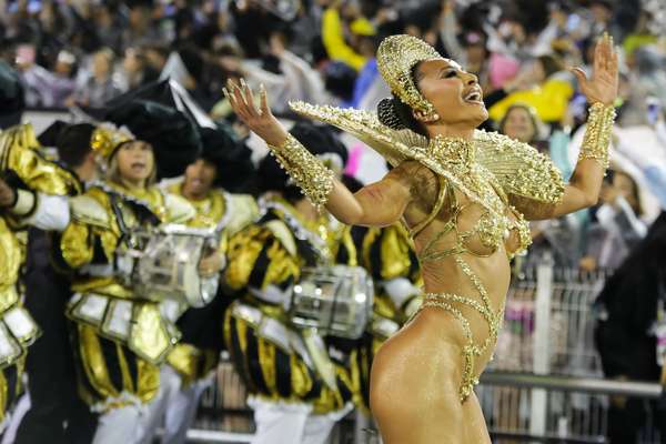 Sabrina Sato exibiu corpão em desfile da Gaviões