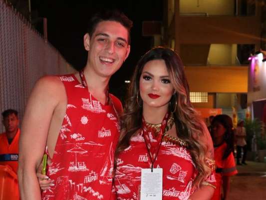 Suzanna Freitas caiu na folia com namorado, Gabriel Simões, neste domingo, 23 de fevereiro de 2020