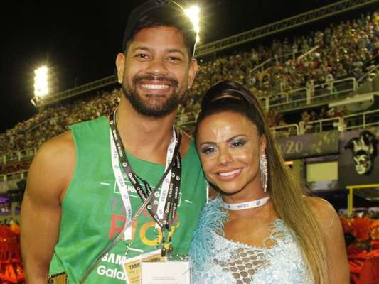 Viviane Araújo vai com namorado à Sapucaí e revela planos de casamento e filho neste domingo, dia 24 de fevereiro de 2020